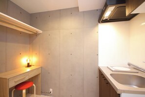 Kjøleskap, mikrobølgeovn og kokeplater