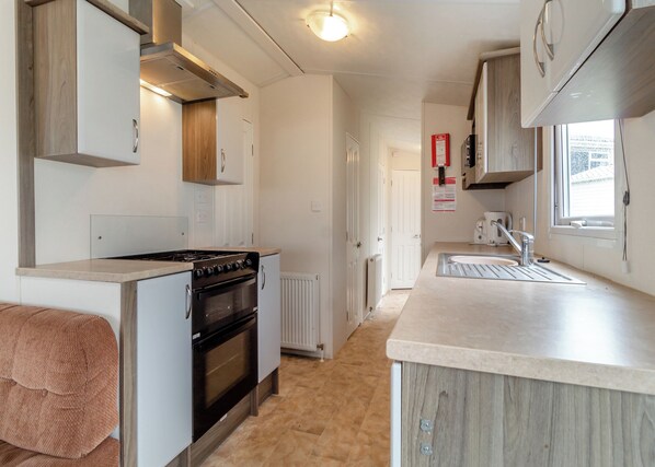 Fridge, oven, stovetop, toaster - Castaways Oyster 10 (Pet) (Bacton-on-Sea)