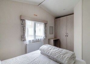 4 bedrooms - Castaways Oyster 10 (Pet) (Bacton-on-Sea)