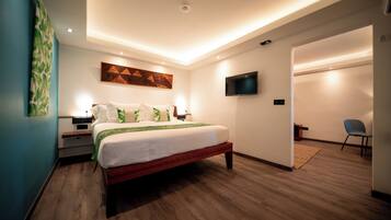 Suite Standard | Una cassaforte in camera, postazione laptop, tende oscuranti