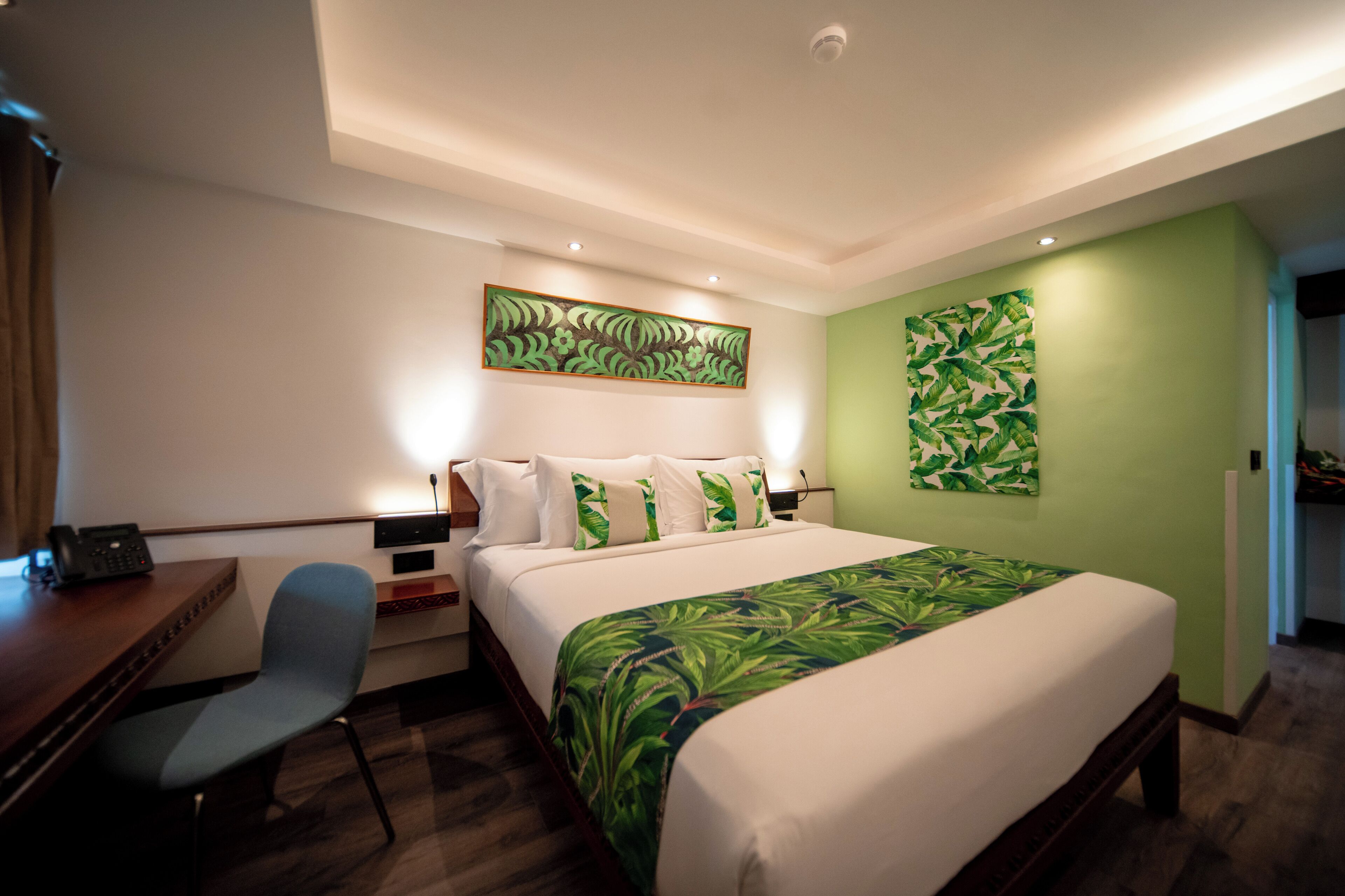 Suite Prestigio | Caja de seguridad en la habitación y espacio para trabajar con laptop 