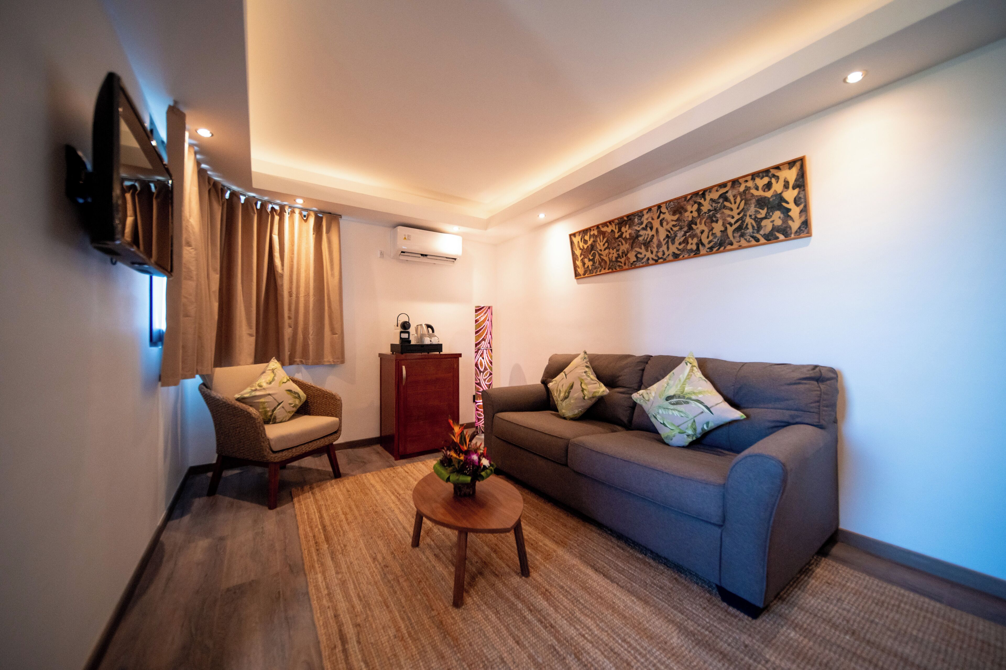 Suite Prestigio | Área de sala de estar | Televisión LCD de 110 cm con canales por cable 