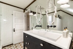 Shower, hair dryer, towels, soap - Historic Home just minutes to Whitman and Downtown Walla Walla!  Dog friendly! (Walla Walla)