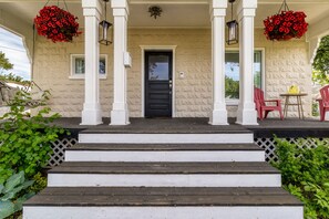 Exterior detail - Historic Home just minutes to Whitman and Downtown Walla Walla! Dog friendly! (Walla Walla)