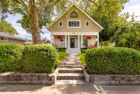 Exterior - Historic Home just minutes to Whitman and Downtown Walla Walla! Dog friendly! (Walla Walla)