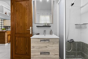 Dusche, Haartrockner, Handtücher