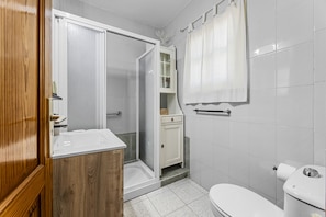 Shower, hair dryer, towels - Casa Jesús | Holiday Apartment in Lanzarote - Spain (Puerto del Carmen)