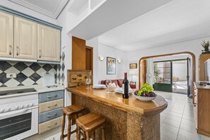 Coffee/tea maker, electric kettle, toaster, cookware/dishes/utensils - Casa Jesús | Holiday Apartment in Lanzarote - Spain (Puerto del Carmen)