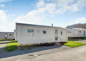 A mobile home with a small porch, a door, and windows. - Castaways Oyster 6 (Pet) (Bacton-on-Sea)
