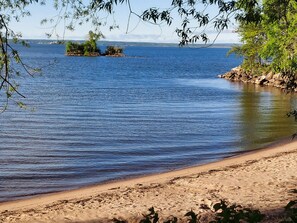 Chaises longues, serviettes de plage