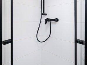 Shower, hair dryer, towels - Poznańska Comfy Studio (Łódź)
