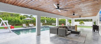 Gardens Resort Luxury Retreat located - Minutes away from the Hardrock Satdium