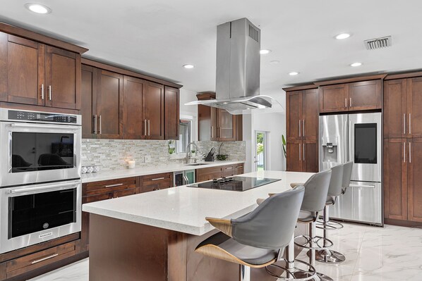 Réfrigérateur, micro-ondes, four, plaque de cuisson