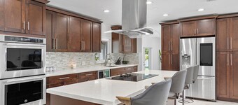 Gardens Resort Luxury Retreat located - Minutes away from the Hardrock Satdium 