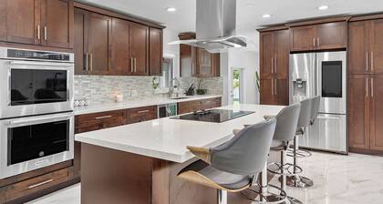 Gardens Resort Luxury Retreat located - Minutes away from the Hardrock Satdium