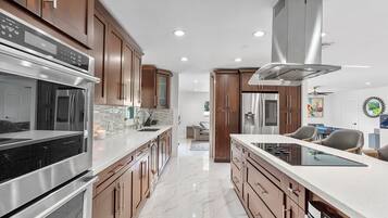 Refrigerador, microondas, horno y parrilla de estufa