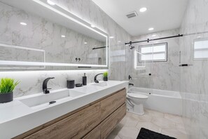 シャワー、ヘアドライヤー、タオル、石鹸