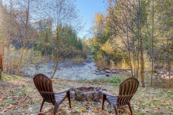 Property grounds - Lolo Bungalow - Private hot tub, riverfront access (Rhododendron)