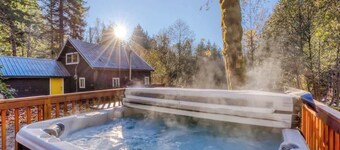 Lolo Bungalow - Private hot tub, riverfront access