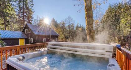 Lolo Bungalow - Private hot tub, riverfront access