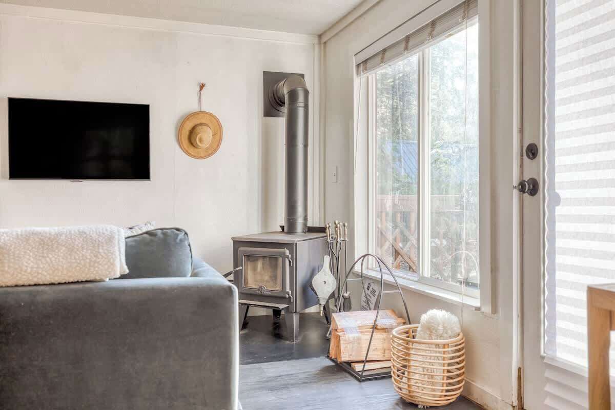 Televisio, takka, kirjoja, työhuone