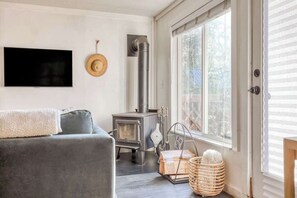 تلفزيون، مدفأة، كُتُب، مكتب