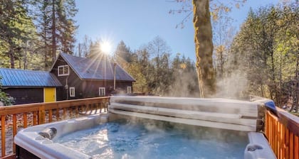 Lolo Bungalow - Private hot tub, riverfront access