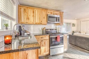 Een koelkast, een microgolfoven, een oven, een kookplaat