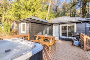 Outdoor dining - Lolo Bungalow - Private hot tub, riverfront access (Rhododendron)