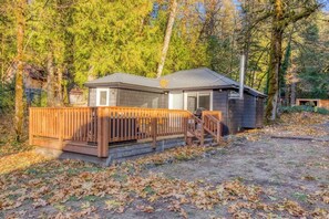 Exterior - Lolo Bungalow - Private hot tub, riverfront access (Rhododendron)