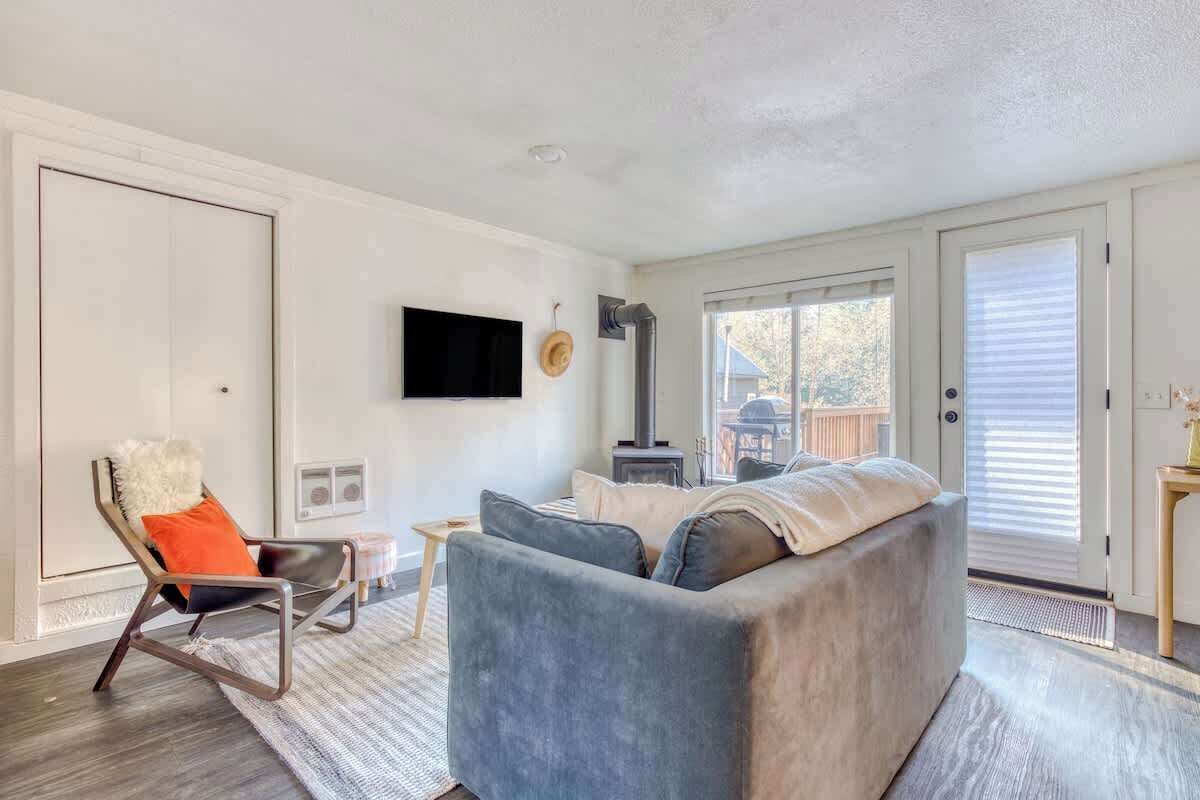 TV, fireplace, books, offices