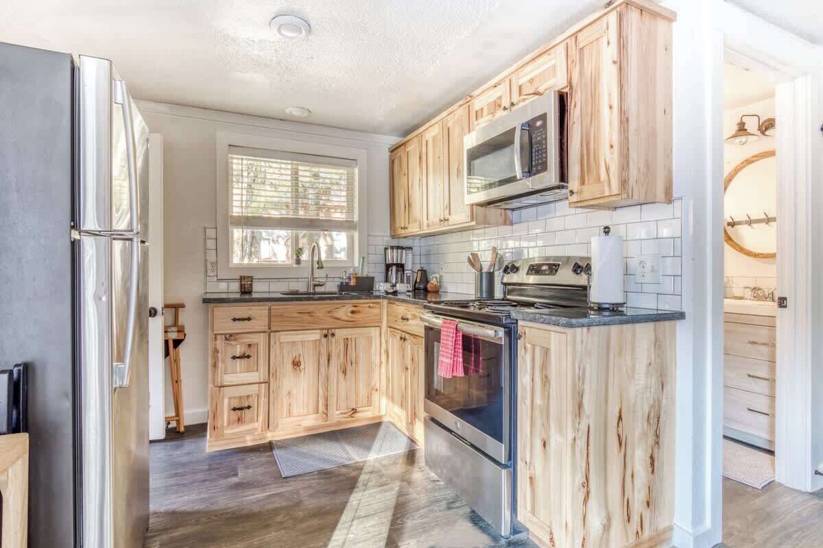 Jääkaappi, mikroaaltouuni, uuni, liesi