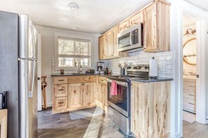 ثلاجة، ميكروويف، فرن، موقد طهي مسطح