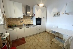 Geladeira, fogão, cooktop, cafeteira/chaleira