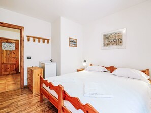 1 bedroom, travel cot, free WiFi - Lovely apartment for 4 guests with WIFI, TV and balcony (Canazei)