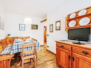 Dining - Lovely apartment for 4 guests with WIFI, TV and balcony (Canazei)