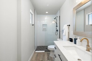 Maison, vue sur la piscine | Salle de bain | Séchoir à cheveux, serviettes fournies, savon, shampooing