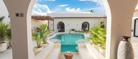 Una piscina al aire libre