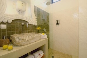 Studio Suite, Balcony | Bathroom | Shower, free toiletries, hair dryer, towels - Triple 888  Suites (Labuan Bajo)