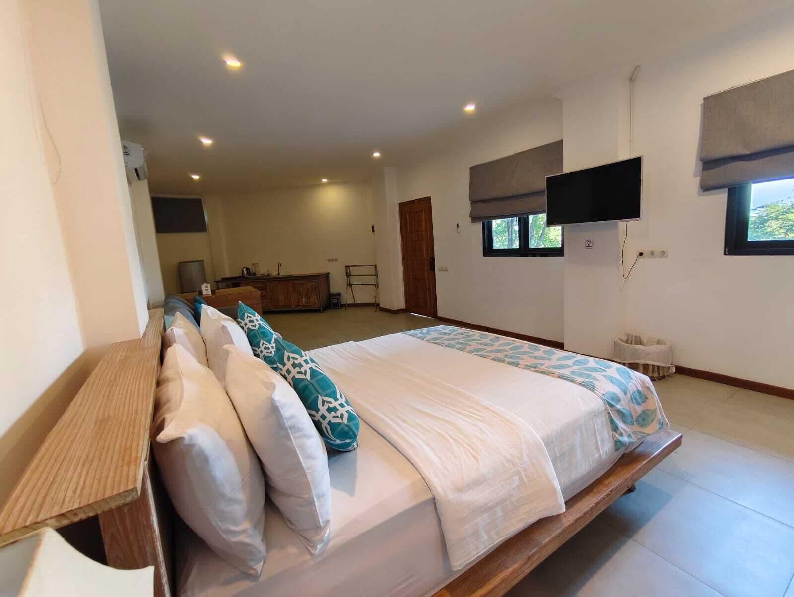 Desk, laptop workspace, iron/ironing board, free WiFi