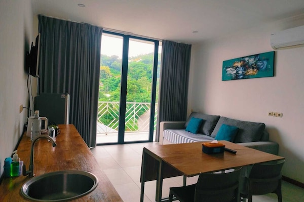 Télévision LED de 40 cm avec chaßnes par cùble