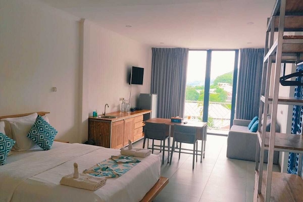 Comfort-studiosuite - balkon - byudsigt | Skrivebord, arbejdsområde til bærbare computere, strygejern/strygebræt