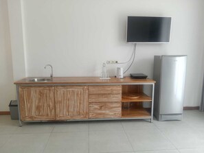 舒适开间套房, 阳台, 城市景观 | 私人厨房 | 冰箱、炉灶、厨具/餐具