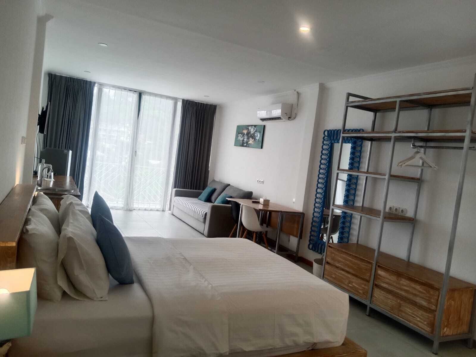 Comfort Studio Suite, Balcony, City View | Desk, laptop workspace, iron/ironing board, free WiFi