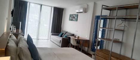 Studiosvit Comfort - balkong - utsikt mot staden | Skrivbord, arbetsyta för laptop, strykjärn/strykbräda och gratis wi-fi