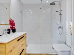 シャワー、ヘアドライヤー、タオル、シャンプー