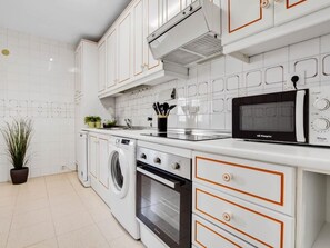 Jääkaappi, mikroaaltouuni, uuni, astianpesukone