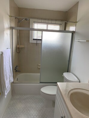 Dusj, håndklær, såpe og sjampo