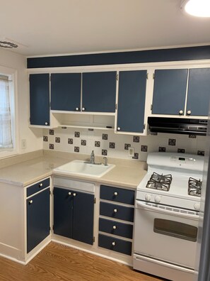 Private kitchen - Townhouse near to Towson center and Parkville, EV charger available. (Parkville)