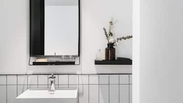 Design egyágyas szoba, 1 king (extra méretű) franciaágy, nemdohányzó, kilátással a városra | Fürdőszoba | Zuhanyzó, esőzuhany, designer piperecikkek és hajszárító